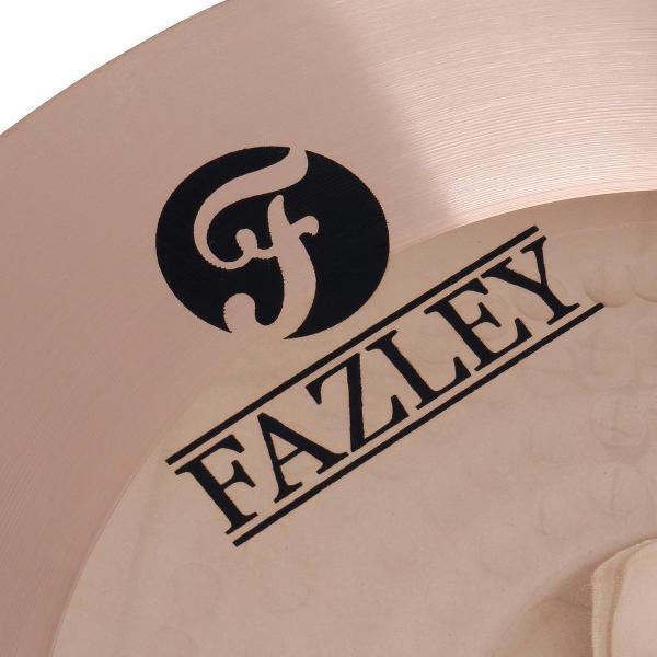 Dit crashbekken heeft een fraaie combinatie van helderheid en complexiteit die je voor elke muziekstijl inzetbaar is. Gemaakt van B8-brons en voorzien van een hamerpatroon op de schouder en groeven enkel op de buitenste rand.