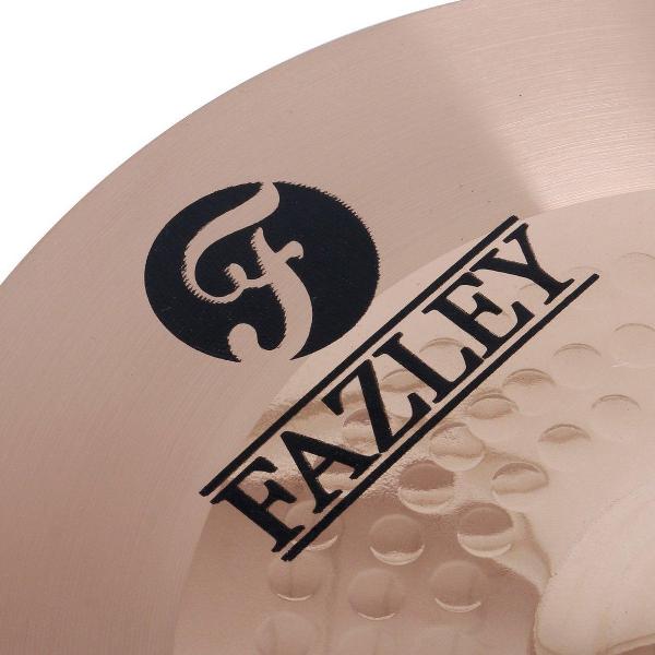 De combinatie van een fijn groevenpatroon op de buitenste rand en een hamerpatronen op de schouder geven deze 14 inch hihat een heldere klank met een rauw randje. Gemaakt van B8-bronslegering.