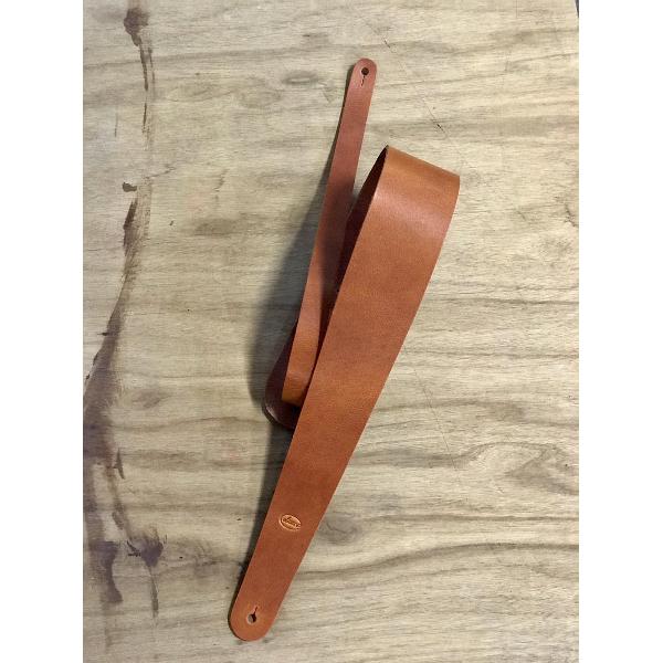 LIAM'S Lederen verstelbare extra brede gitaarband band strap- of basband/strap COGNAC Breedte 8 cm. Lengte minimaal 128 cm. maximaal 144 cm.