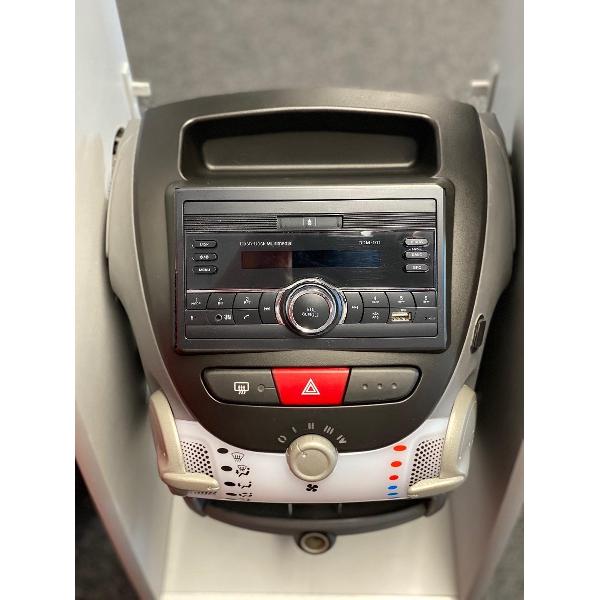 Toyota Aygo - Hoge kwaliteit autoradio met geïntegreerde telefoonhouder + GRATIS 2DIN frontpaneel - Complete set - 2002 tot 2014
