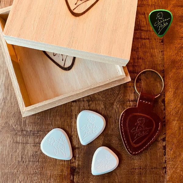 Houten Cadeau Box ChickenPicks met 3 plectra en Pick Pouch