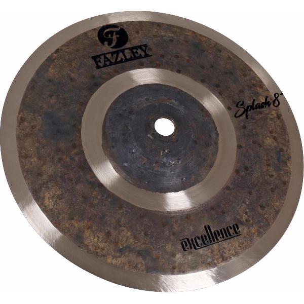 Deze splash is gemaakt van B20-brons en is voorzien van een patina-afwerking, groevenpatroon over het hele bekken en hamerpatronen op het midden van het blad en de cup. Een rijke, donkere en muzikale klank.