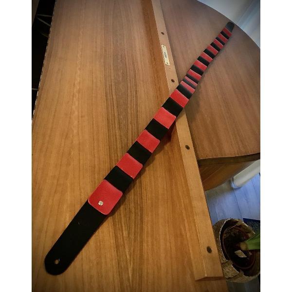 Liam's gevlochten gitaarband / Rood - Zwart - Echt Leer