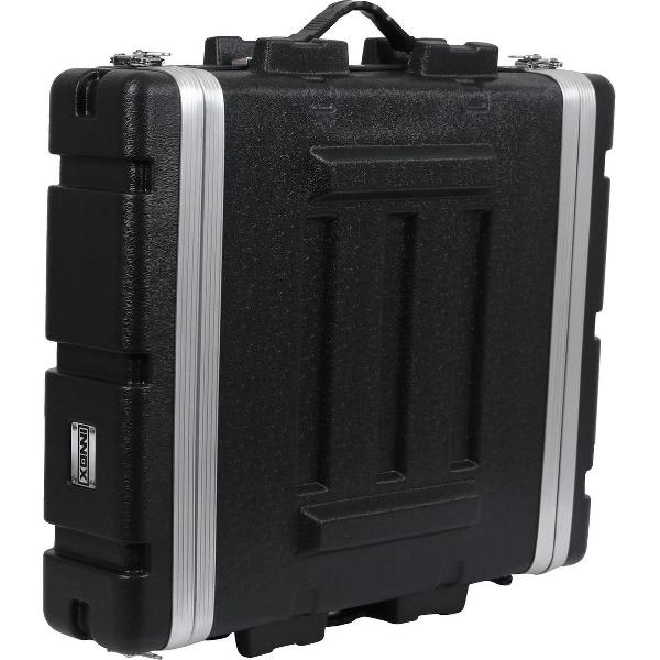 Deze 2U hoge flightcase komt van pas als je 19 inch apparatuur dieper is dan een standaardformaat, of als je iets meer ruimte aan de achterkant van je apparatuur wilt. Gemaakt van stevig ABS en voorzien van solide hardware.