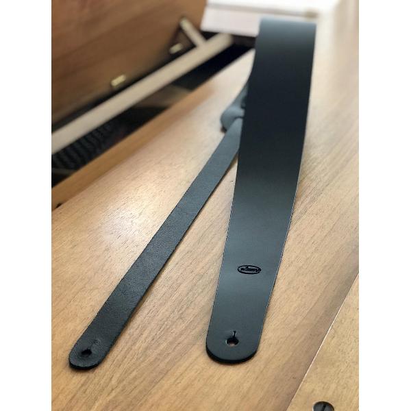 LIAM'S Lederen verstelbare extra brede gitaarband band strap- of basband/strap ZWART Breedte 8 cm. Lengte minimaal 128 cm. maximaal 144 cm.