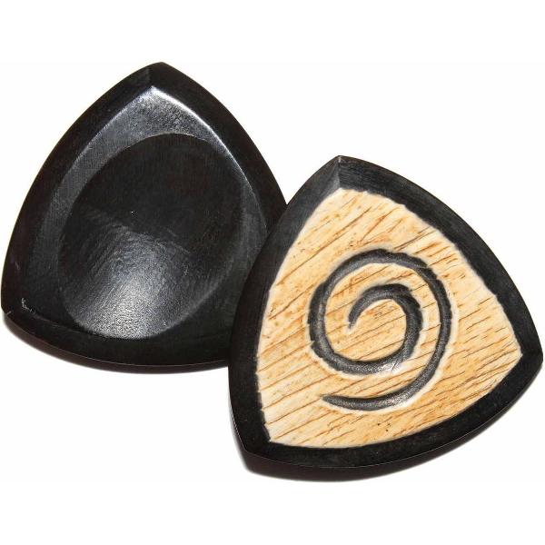 Handgemaakte buffelhoorn plectrum bewerkt