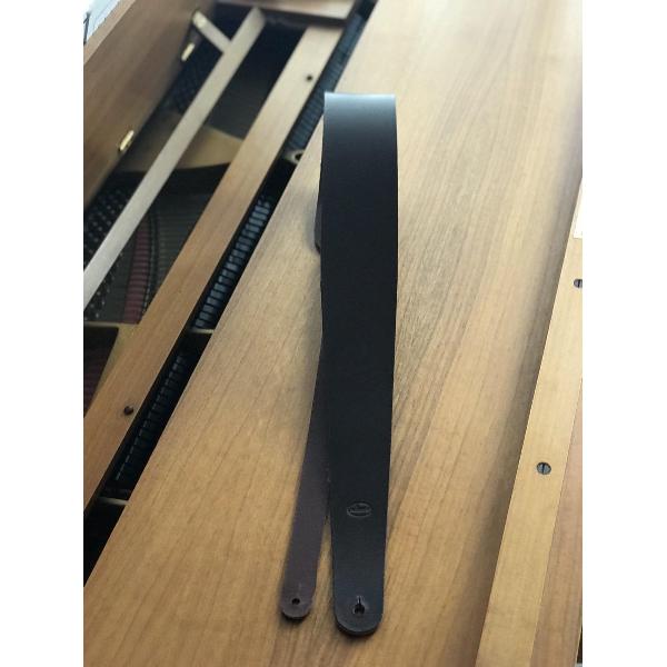 LIAM'S Lederen verstelbare extra brede gitaarband band strap- of basband/strap DONKERBRUIN Breedte 8 cm. Lengte minimaal 128 cm. maximaal 144 cm.