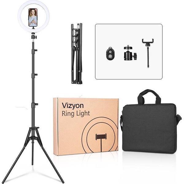 Vizyon LED Ring Light 26 cm / 10 inch met Verstelbaar Statief (56 tot 160cm) - Inclusief Telefoonhouder - Selfie Ringlight voor TikTok / Instagram / Youtube / Streaming - Studio Ringlamp - Studiolamp-- - Bluetooth Afstandsbediening - Opbergtas