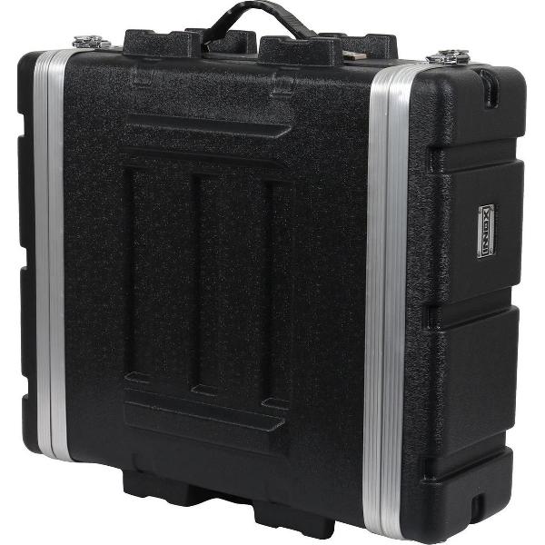Deze 3U hoge flightcase komt van pas als je 19 inch apparatuur dieper is dan een standaardformaat, of als je iets meer ruimte aan de achterkant van je apparatuur wilt. Gemaakt van stevig ABS en voorzien van solide hardware.