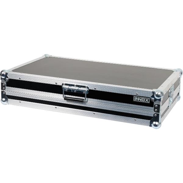 Met deze flightcase neem je de Pioneer DDJ-1000 veilig met je mee en heb je gelijk een goede basisopstelling voor je DJ-set. Er is namelijk ook een uitschuifbaar laptop-plateau in de case gebouwd. Met afneembaar deksel.