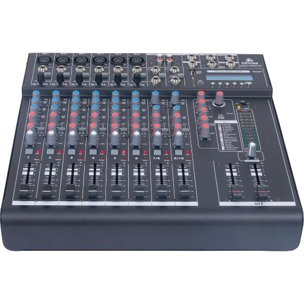 De Devine MixDesk 1002FX-MP is een 10-kanaals mixer met een goede FX-sectie en zelfs een mediaspeler ingebouwd. Hiermee kun je naast de reguliere inputs gebruik maken van USB, SD en Bluetooth voor het afspelen van media.