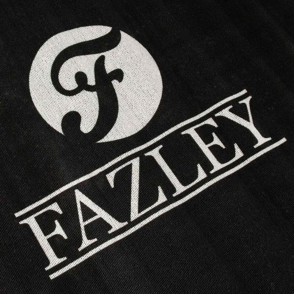 Deze drummat is geschikt voor de wat kleinere drumopstellingen. De afmetingen zijn namelijk 1.60 x 1.50 meter. De onderkant van de mat is gemaakt van PVC, hierdoor blijft de mat goed vlak liggen - zelfs in de hoeken!